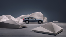 262873_Studio_images_-_the_refreshed_Volvo_V90_B6_AWD_Cross_Country_in_Thunder